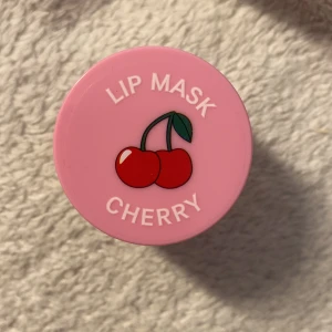 Lip mask - Säljder den höra lip masken som bara är testad. Inget fel på den och den har inte blivit gammal. Jag fick den i min julkalender detta år. Den är vegansk också. Har du en fråga kan du alltid kontakta!🤗