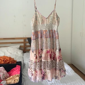 Rosa klänning - Rosa klänning med olika mönster köpt för några år sedan men knappt använd 🌸