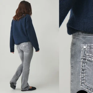Gråa lågmidjade jeans - Säljer dessa lågmidjade jeansen från Gina young i storlek 170,jättefina men dom har gått sönder lite längst ner som man ser på bilderna men de är inget som syns när man har på sig dom🤗🤗