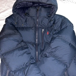 Ralph Lauren vinterjacka - Snygg Ralph lauren vinter jacka, säljer nu lite billigare innan sommaren pga ska köpa ny jacka till vintern. Använd ett fåtal gånger under vintern bara. Köpt 2025 januari