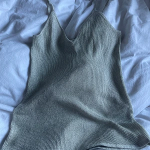 Festlinne  - Ett superfint festlinne som är typ biege med gulligt glitter! 🌸 den är i storlek m och är från H&M! Perfekt till sommaren! 