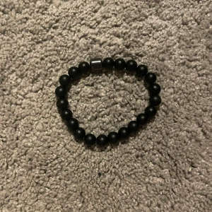 Svart pärlarmband  - Snyggt svart armband. Perfekt accessoar för en stilren look och passar till det mesta. Elastiskt band gör det enkelt att ta på och av.  Tveka inte om att fråga! Priset kan diskuteras💯