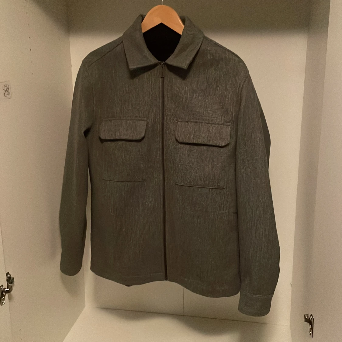 Grå overshirt med dragkedja