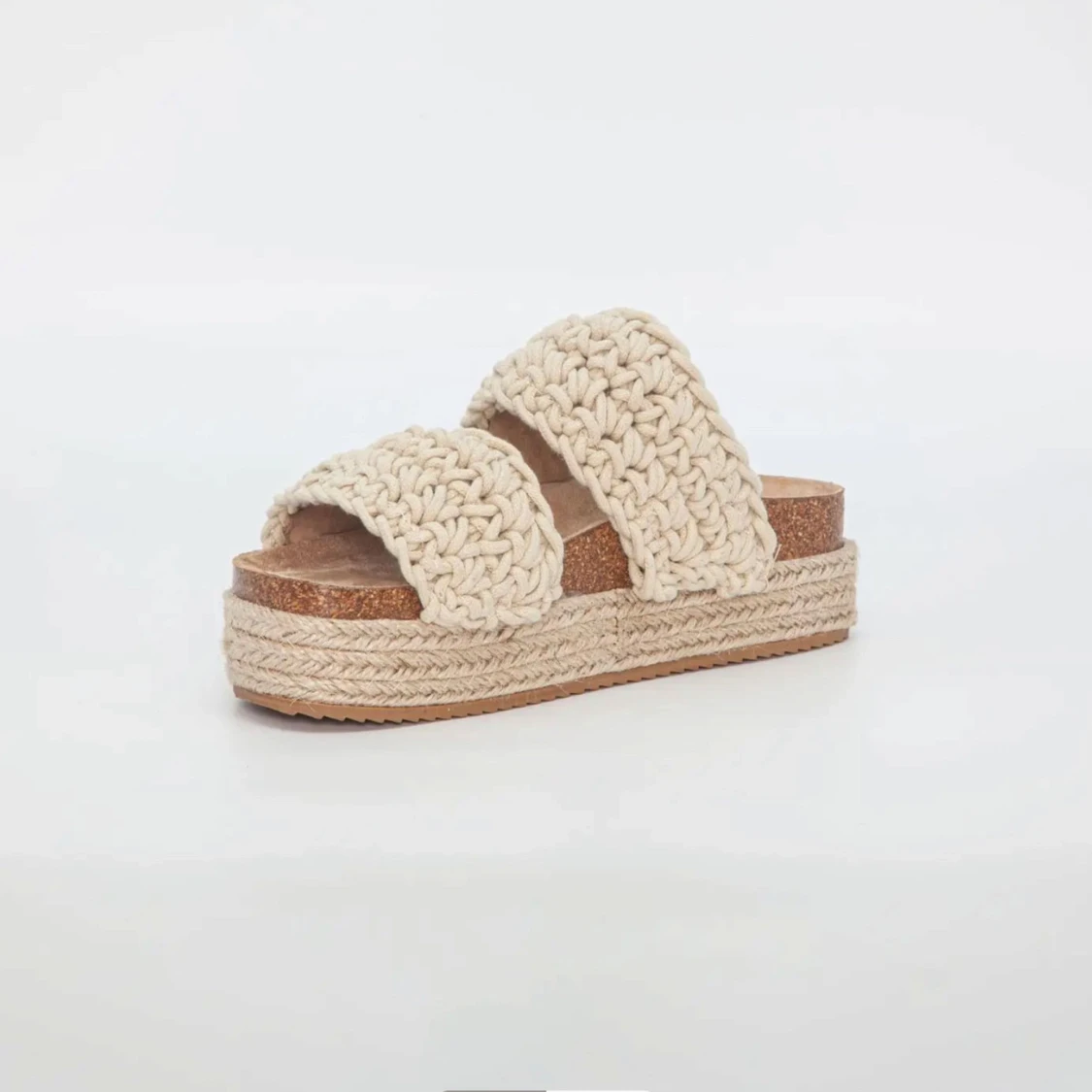 Beige stickade sandaler med platåsula - 1