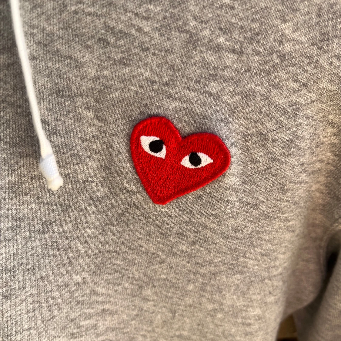 Grå hoodie från Comme des Garçons Play - 3