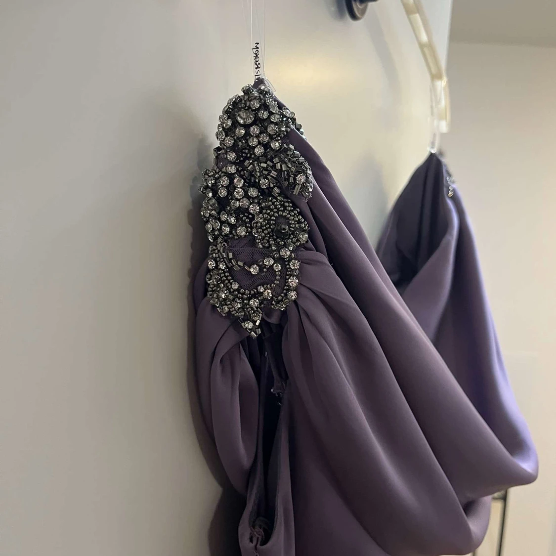 Ljuslila långklänning med glittriga detaljer - 2