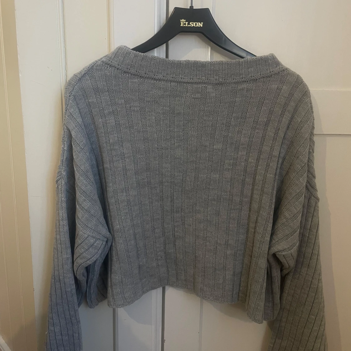 Grå stickad tröja - 2