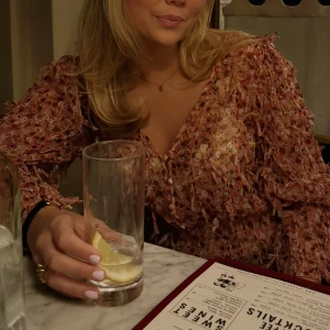 Blommig omlottkblus med volang - Så fin blus från zara! 