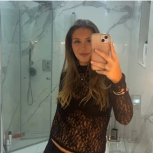 Svart spetsblus med lång ärm - Säljer en svart spets fest topp