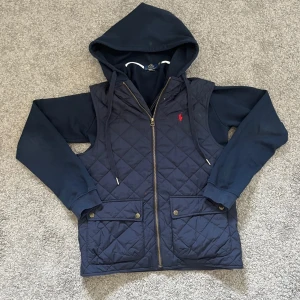 Väst från Ralph lauren - Den är i 8/10 skick | nypris 2200kr mitt pris 549! Perfekt väst för sommarn |  den har ett litet brännmärk nära Ralph lauren märket och en liten röd fläck som man kan se i sista bilden. Snabb frakt 🚚 100% nöjda kunder!