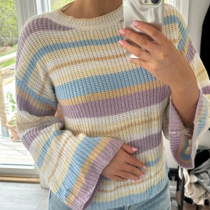 Randig tröja i pastell  - Stickad tröja i söta pastellfärger!💜🧡🩷🩵 Vida armar och passar perfekt som pullover till en sommarklänning! Normal i storleken