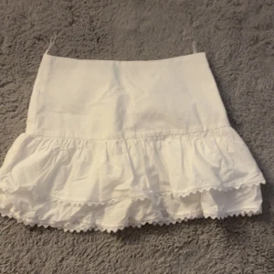 Vit volangkjol Zara  - Fin kjol som inte kommer till användning. Endast använd fåtal gånger så bra skick💗välj gärna instabox 