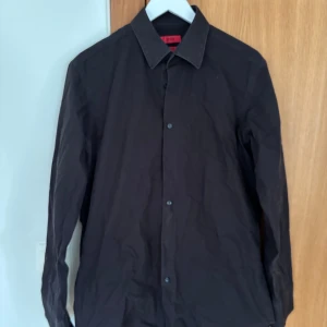 Skjorta från Hugo Boss - • Säljer en svart HUGO BOSS skjorta. Storlek: 42 16 1/2 (M-L). Hör av dig vid eventuell fråga!