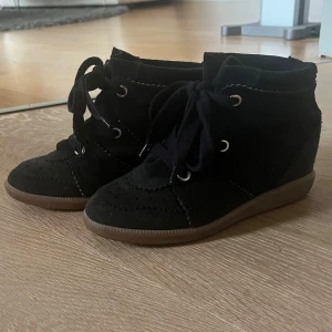 Isabel Marant skor - Säljer mina Isabel marant skor i modellen Bobby. Använda men fortfarande i mycket bra skick. Är i storlek 38 men passar även mig som vanligtvis har 37. Säljer pågrund av att de inte kommer till så stor användning då jag hellre använder mina bekett. Skriv vid frågor💗pris går att diskuteras vid snabb affär😊 kvitto finns vid intresse