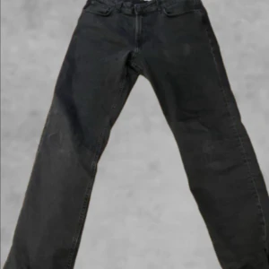 Svarta raka jeans - Säljer ett par svarta jeans med rak passform och klassisk femficksdesign. Byxorna har normal midja och är tillverkade i ett robust denimtyg. Perfekta för en avslappnad och stilren look.