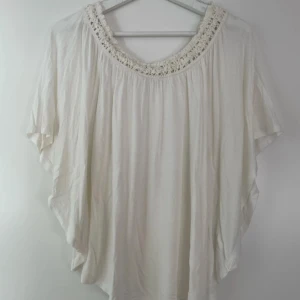 Off shoulder top - En vit tröja som är menat att man ska ha som carrie of shoulder. Kortärmad. 