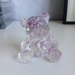 Björn prydnad/inredning  - Egentillverkade björn gjord i transparent resin och lila och silverfärgade folie. Höjd ca 6.7cm