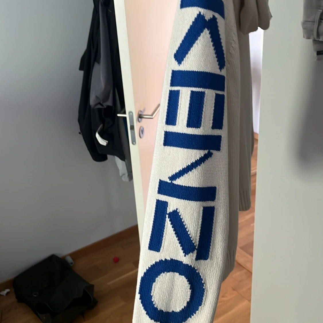 Vit stickad hoodie från Kenzo med blå logga - 1