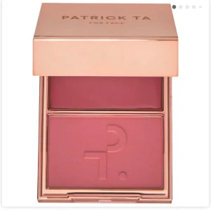 Patrick Ta dubbelrouge i rosaton - Säljer en lyxig dubbelrouge från Patrick Ta i en snygg rosaton. Paletten innehåller både en kräm- och en puderrouge, perfekt för att bygga upp färg och skapa en fräsch look. Kommer i en elegant roséguldig förpackning. Köptes i New York och kan ej köpas i sverige. Endast testad.