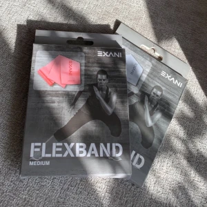 Ny! Flexband Medium och Light från Exani - Säljer två flexband Medium och Light i nyskick från Exani. Perfekt för effektiv och mångsidig träning av mage, armar och ben. Bandet är smidigt att använda hemma eller på gymmet och ger många träningsmöjligheter. Förpackningen innehåller ett flexband och instruktioner. Köpt för 399kr.