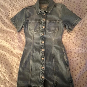 Jeansklänning - Superfin jeansklänning från Zara i storlek 38 som passar perfekt nu till sommaren. Endast använd en gång och säljer den då jag växt ur den☺️💕