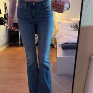 Blå bootcut jeans - Snygga blå bootcut jeans. Medelhög midja, aldrig använda. Endast testade ett fåtal gånger. Storlek S34. Köpte dem för 599 så säljer för halva priset.