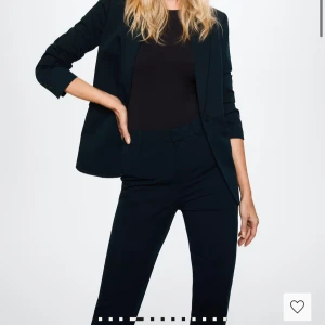 Marinblå kavaj från Mango  - Marinblått kavaj-set från Mango. Kavaj med tillhörande kavajbyxa från ingår i priset. Använd vid ca 5 tillfällen