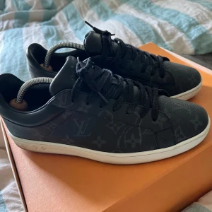 Louis Vuitton skor - Ett par tvär feta Louis Vuitton skor, i topp skick. Skick 9-10. Skorna kostar 10 tusen nypris, är köpta i Danmark, finns kvitto om ni vill ha de. Mitt pris 3499. Ställ gärna frågar vid funderingar. Box dusting och allt medföljer