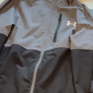 Under armour jacka  - Säljer min under armour jacka i perfekt skick storlek xs och vid funderingar är det bara att skriva 