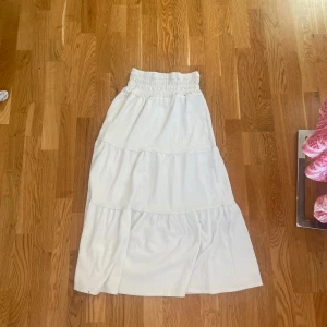 Superfin vit långkjol  - Säljer denna vita långkjol från Gina i 158:164 då den är för kort för mig som är 172 cm