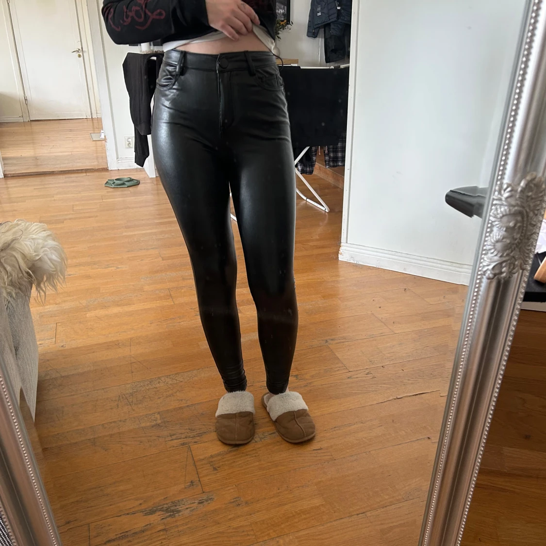 Svarta högmidjade skinnbyxor - 1