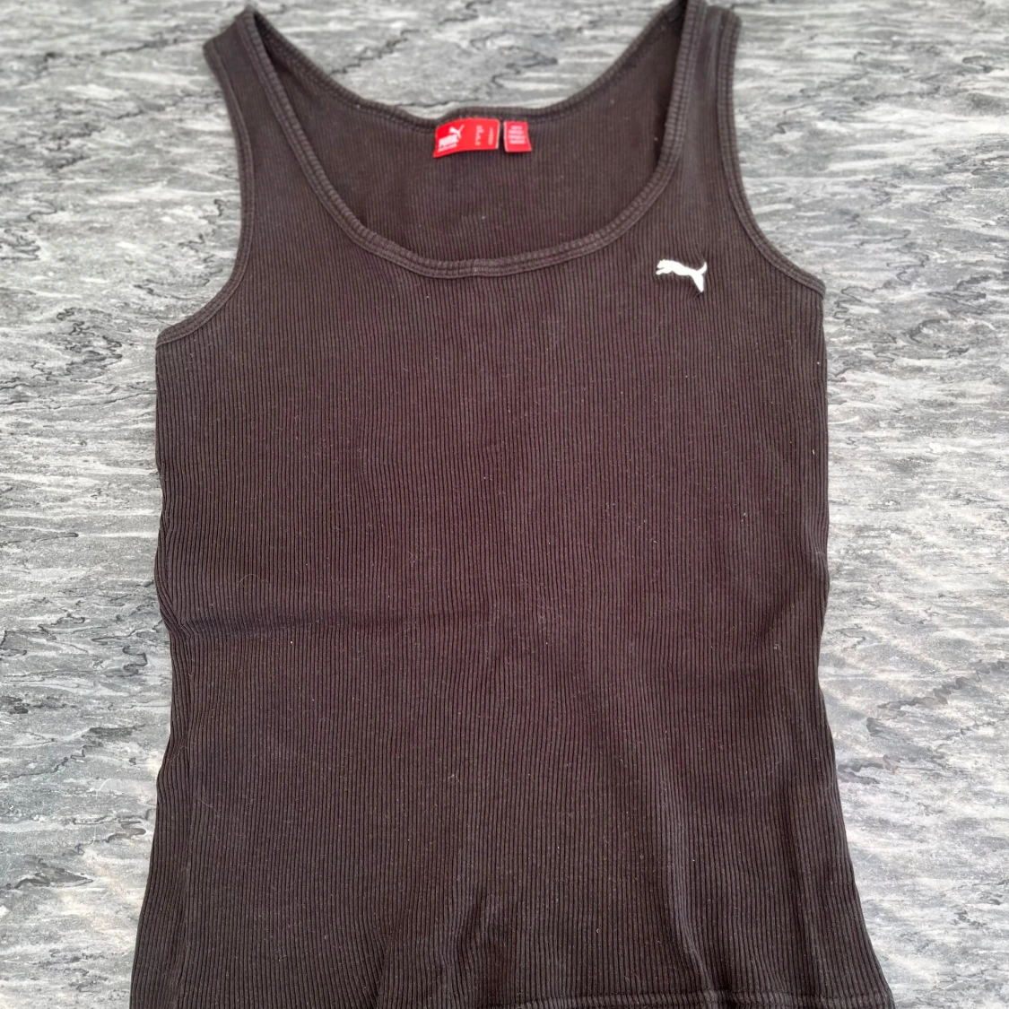 Svart ribbad linnetopp från Puma