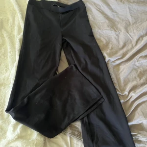 Utsvängda tights med slits - Jätte fina tights som nästan ser ut som kostymbyxor! säljer för jag aldrig velat använda dom så dom är aldrig använda och har då inga defekter!
