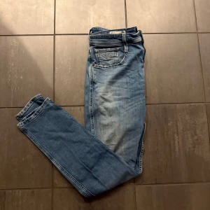 Replay Anbass jeans - Riktigt feta Replay Anbass i blå färg. Byxorna är i riktigt bra skick och har inga större tecken på slitage. Skriv för fler frågor eller funderingar👍