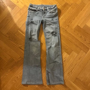 Ljusblå slitna low rise jeans med bootcut - Ljusblå slitna loweise jeans med bootcut. 