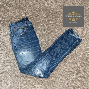 Nudie grimtim jeans - Säljer ett par nudie jeans med sjukt snygga slitningar! Storleken är 30/32 men passar mer som 29/31. Modell: grimtim. Hör av er om ni har frågor.