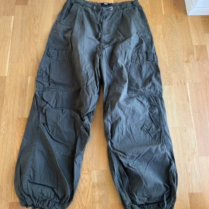 Parachute pants - Säljer dessa byxorna från jaded london. De är i väldigt bra skick, inga hål, inget smuts osv. De passar bra med mycket plagg. 