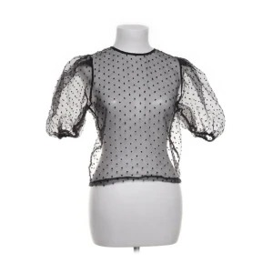 Svart blus  - Säljer en svart transparent blus från Zara med puffiga korta ärmar och prickigt mönster. 