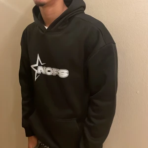 Nofs hoodie svart - Det kända brittiska märket Nofs. Storlek M och passar bra. Den har en klassisk passform med långa ärmar och en bekväm huva.