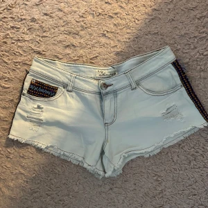 Ljusblå jeansshorts med broderade detaljer - Embroidered low waisted short   Kolla gärna på mina andra mina andra annonser 