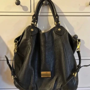 Marc Jacobs väska - Svart Marc Jacobs väska, i använt men gott skick! 