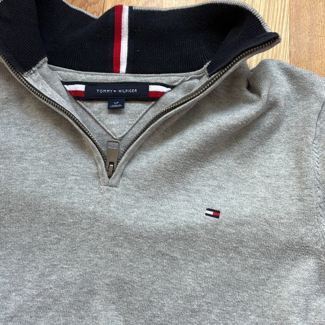 Grå halvzip-tröja från Tommy Hilfiger - 1