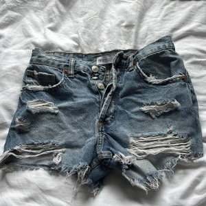 jeansshorts från ZARA - Säljer mina jeansshorts från ZARA då dom aldrig har kommit till användning. Provat men aldrig använt dom, dom såldes förra sommaren på Zara. 💕kan diskutera pris såklart 