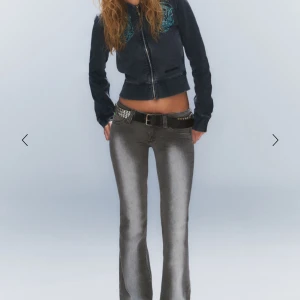 Grå bootcut jeans med låg midja - Säljer dessa snygga kvarg jeans från weekday,slutsålda. Nypris 400💞