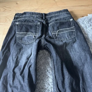 lågmidjade vida jeans  - jeans från bershka i storlek 36. midjemått rätt över: 37 cm, innerbenslängd 73 cm. endast provade. använd ”köp nu”