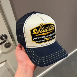 Helt ny Stetson keps - Säljer en snygg Stetson keps, kepsen är som helt ny 10/10 skick, passade inte mig och därför säljer ja den. Ny pris är 500 kr, säljer för 350🙌