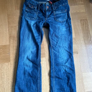 Lågmidjade Jeans från Only - Super fina lågmidjade jeans ifrån Only! De är i storlek W29 L30 men är små i storleken, de passar mig som vanligtvis brukar ha W26/27 och är ca 165 cm lång! Bra skick, lite upptrampade vid ena benet