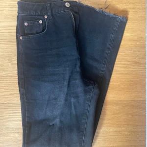 Högmidjade jeans - Svarta jeans från NA-KD i storlek 34, hög midja och raka ben. Knappt använda och i jättebra skick! Tveka inte att skicka om ni har fler frågor, vill ha mer bilder eller diskutera pris!💞