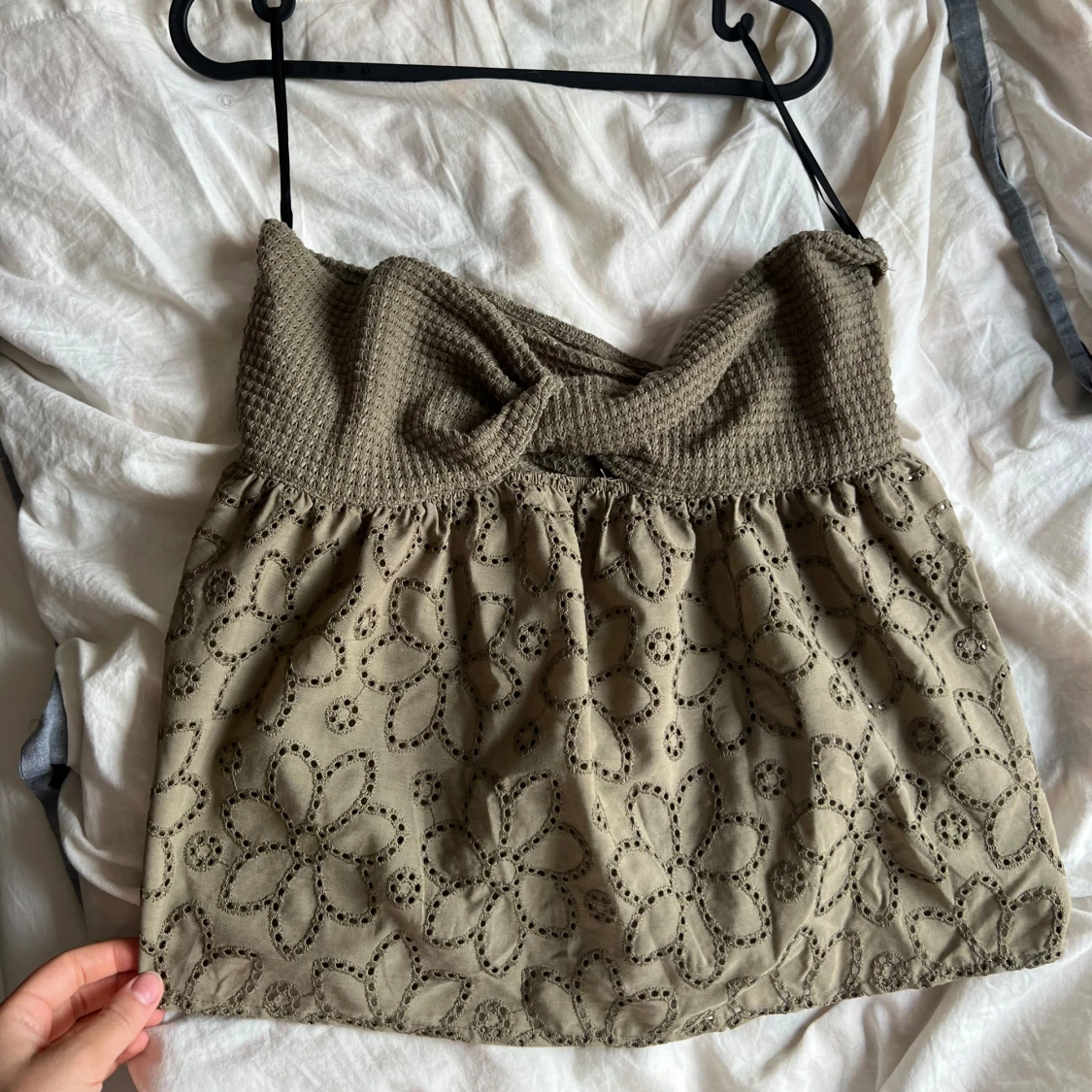 Khaki tubtopp med virkad överdel och blommigt mönster