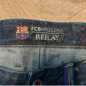 Sällsynta Barcelona replay anbass jeans - Riktigt sköna och sällsynta replay jeans som hade en collab med Barca förut. Modellen är en anbass och har lite tecken på användning i det som jag visade på bilderna och resten är design.